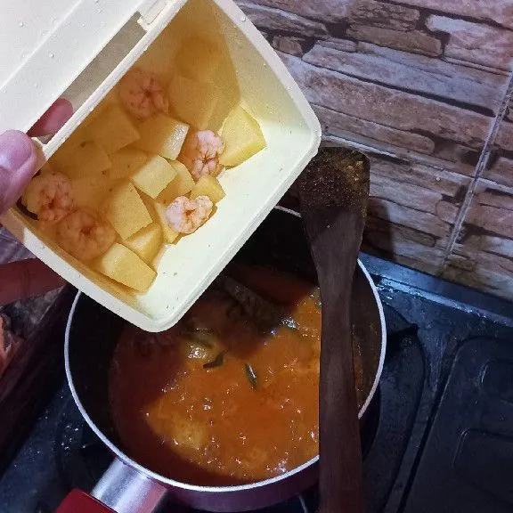 Masukkan udang dan kentang.