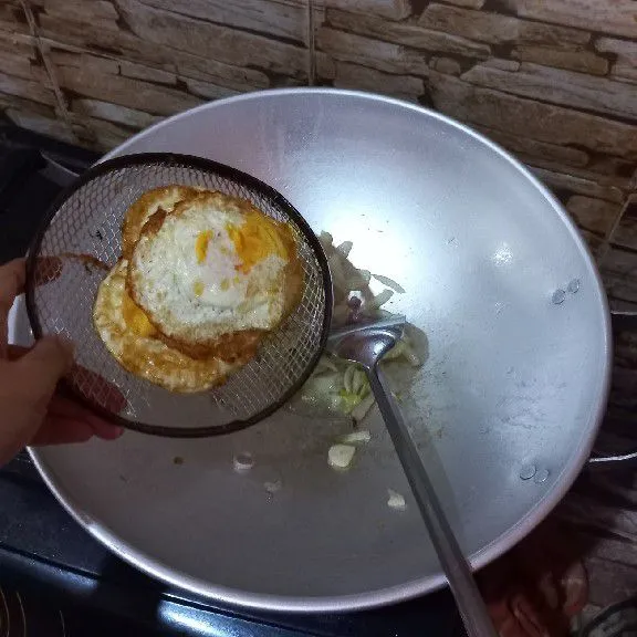 Masukkan telur.