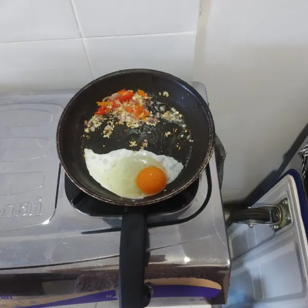 Masukkan telur ayam, buat orak-arik.