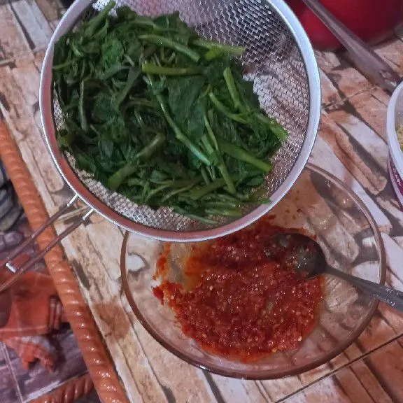 Setelah kangkung ditiriskan, masukkan ke dalam sambal yang sudah siap. Aduk rata.