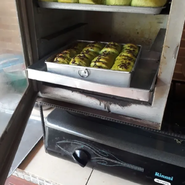 Panggang dalam oven yang sudah dipanaskan, gunakan api sedang. 30 menit rak bawah dan 15 menit rak atas, sesuaikan dengan oven masing- masing. Keluarkan dari loyang dan olesi atasnya dengan margarin cair.