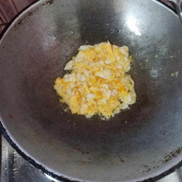 Panaskan minyak goreng secukupnya, masukkan telur dan goreng orak-arik.