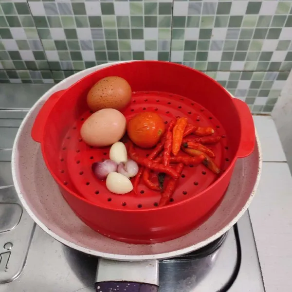 Kukus telur, cabe, tomat dan bawang merah, bawang putih selama 15 menit hingga matang.
