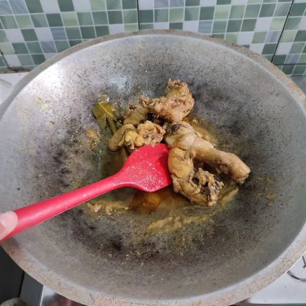 Masukkan ayam dan bumbu ungkep ke dalam wajan. Beri kaldu bubuk dan air secukupnya. Kemudian ungkep hingga ayam empuk dan air asat, matikan api.