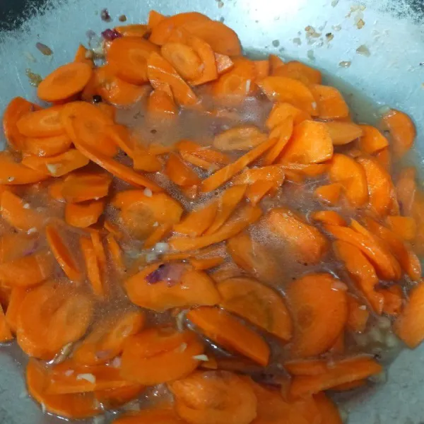 Tambahkan wortel yang telah dipotong kemudian tambahkan air.