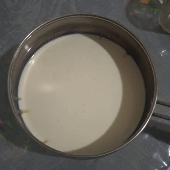 Campurkan susu uht dengan susu kental manis.