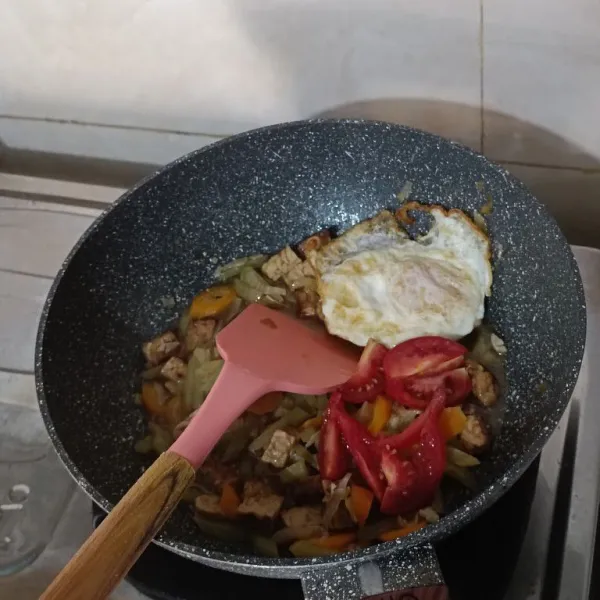 Masukkan telur dan tomat. Tes rasa lalu tambahkan garam. Masak lagi selama 2 menit agar bumbu meresap.