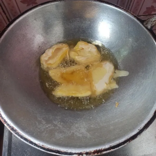 Kemudian masukkan ke dalam minyak yang sudah dipanaskan dan goreng hingga matang.
