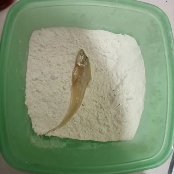 Baluri ikan dengan tepung bumbu.