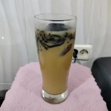 Setelah itu masukkan air dingin dan cincau.