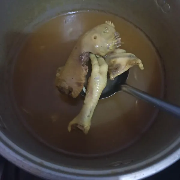 Tunggu hingga ayam empuk dan bumbu meresap. Jangan lupa tes rasanya.