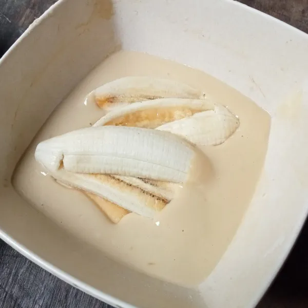 Celupkan pisang ke dalam adonan sampai merata.