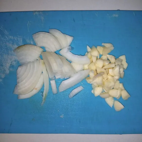 Siapkan bawang bombai dan bawang putih.