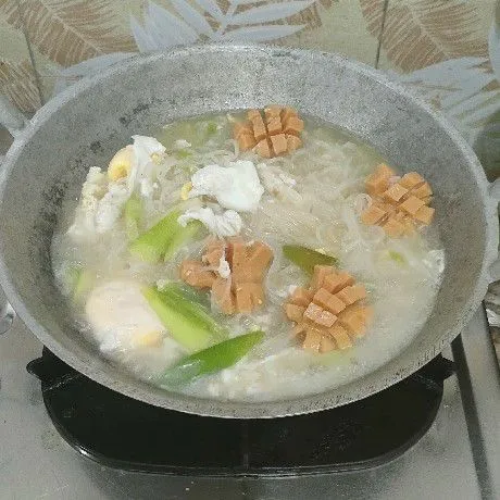 Koreksi rasa. Masukkan daun bawang pre, aduk sampai layu dan bihun matang. Siap dihidangkan..👌