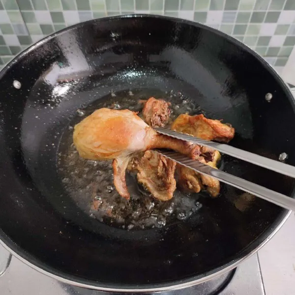 Goreng ayam hingga golden brown lalu angkat dan tiriskan minyaknya.