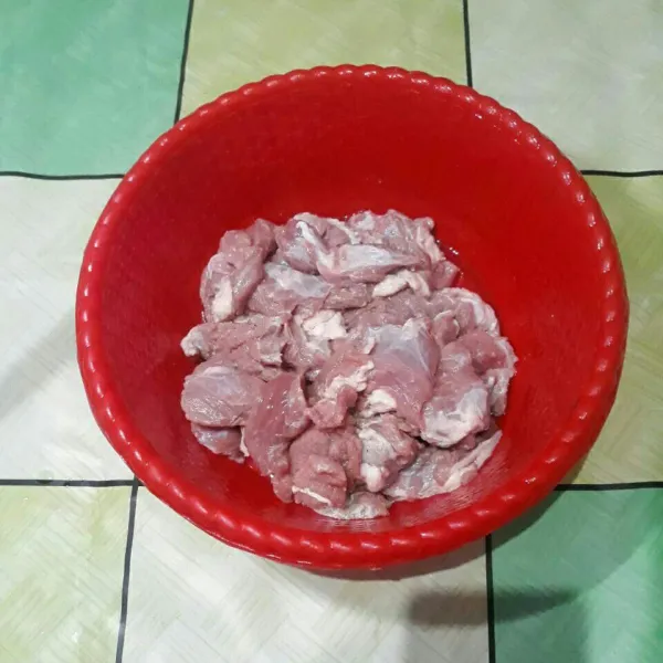 Potong-potong daging sapi lalu cuci bersih.