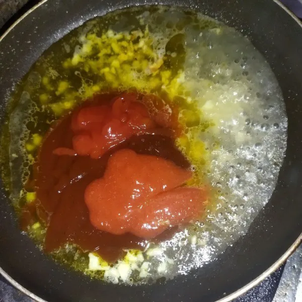 Saus barbeque : panaskan margarin, tumis bawang putih hingga harum, lalu tambahkan air, saus barbeque, saus tomat dan saus sambal, aduk rata.