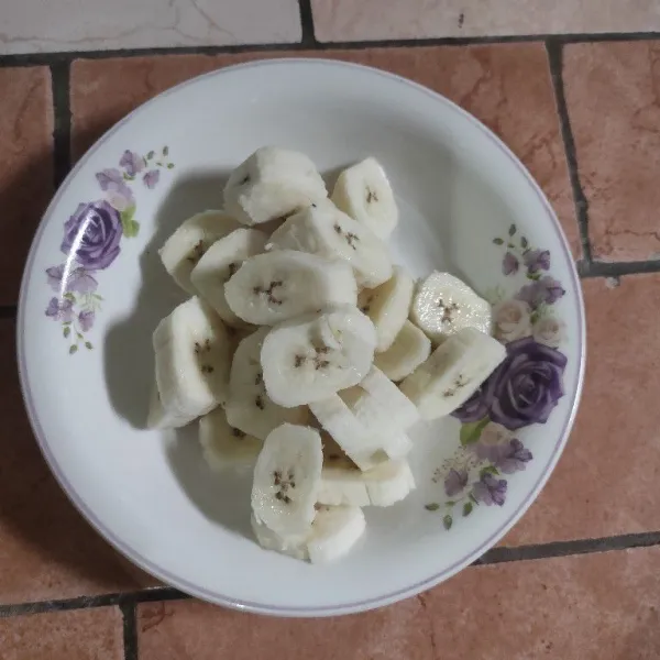 Potong bulat pisang kemudian sisihkan.