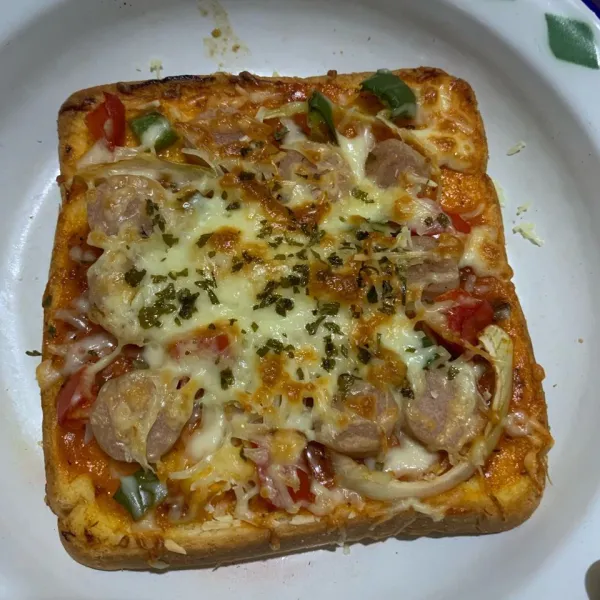 Panggang pizza roti tawar selama 20 menit dengan 180 °C. Siap disajikan.