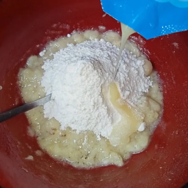 Masukkan tepung terigu, santan instan dan krimer kental manis, aduk rata.