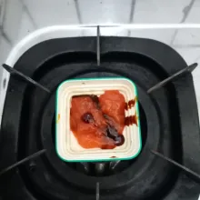 Campur jadi satu semua bahan saus. Aduk rata. Sisihkan.