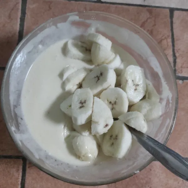 Masukkan potongan pisang lalu aduk rata.