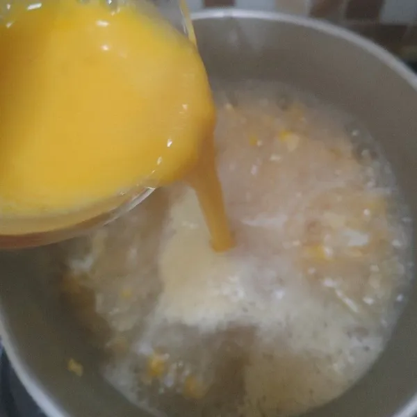 Kocok telur, lalu masukkan ke dalam sup kepiting sambil di aduk cepat.