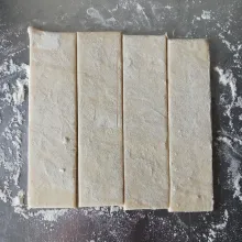 Siapkan puff pastry instan yang sudah lunak (tidak beku), kemudian potong menjadi 4 bagian. Gilas hingga memanjang.
