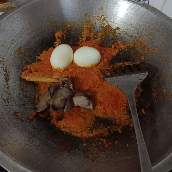 Masukkan telur dan hati ayam.