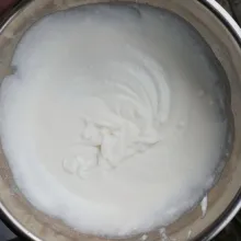 Setelah adonan maizena benar-benar dingin dan sudah lembut, siapkan wadah, masukkan whipped cream bubuk dan air dingin. Aduk menggunakan whisk hingga mengental.