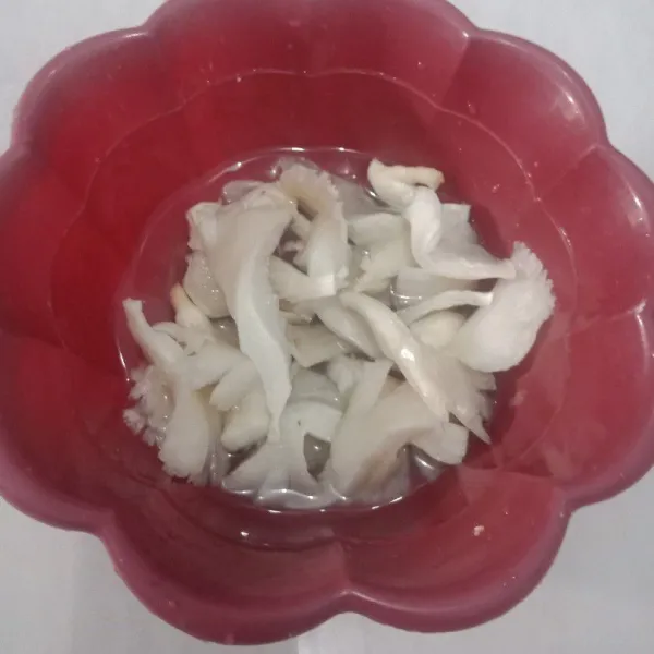 Suir-suir jamur tiram yang sudah dicuci.