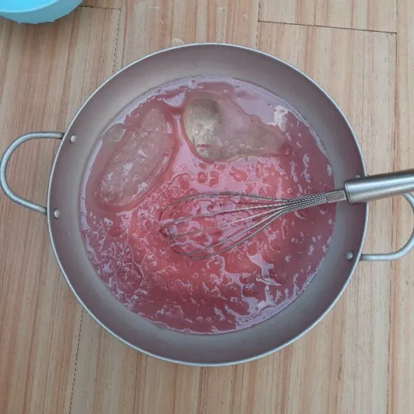 Siapkan es batu lalu tuang jelly yang telah dimasak, aduk cepat hingga jelly membentuk sarang, sisihkan.