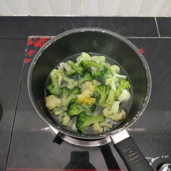 Kemudian masukkan brokoli. Aduk rata. Masak hingga matang, lalu angkat.