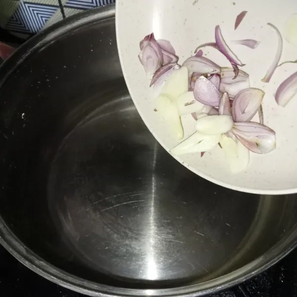 Rebus air, bawang merah dan bawang putih.