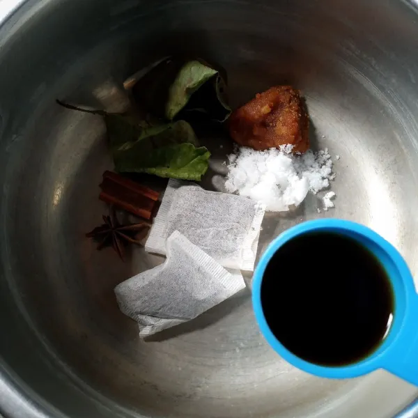 Dalam panci masukkan teh hitam celup, gula merah, garam, kayu manis, bunga lawang, daun salam dan kecap asin.