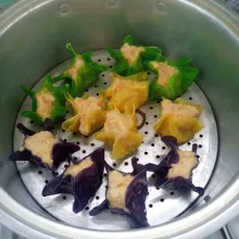 Panaskan kukusan. Masukkan dimsum. Oleh kulit dimsum dengan minyak goreng. Kukus selama 10-15 menit. Atau sampai matang. Angkat dan sajikan.