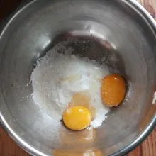 Pada wadah lain, masukkan tepung maizena, gula pasir, kuning telur dan garam, aduk menggunakan whisk hingga tercampur rata.
