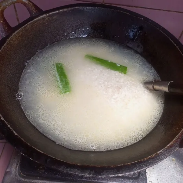 Untuk membuat nasi, panaskan minyak lalu tumis bawang putih dan jahe sampai harum. Masukkan beras, garam, kecap ikan dan daun bawang. Tambahkan kaldu ayam dan minyak wijen lalu aduk rata.