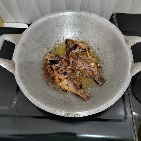 Lalu goreng ikan dalam minyak panas hingga matang. Angkat dan tiriskan.