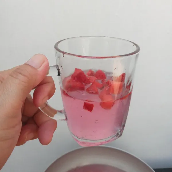 Ambil secukupnya jelly dan strowberry ke dalam gelas.
