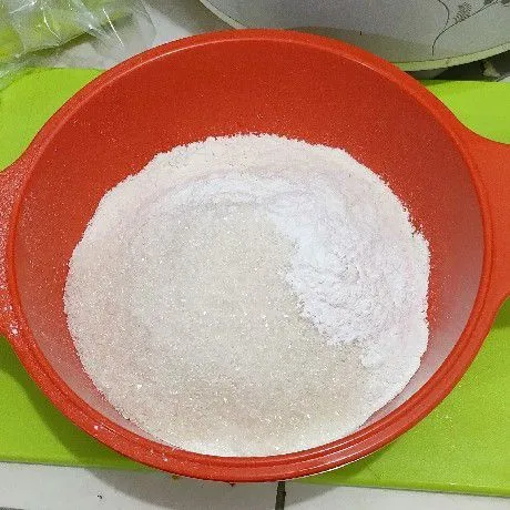 Siapkan tepung terigu, tepung beras, gula, baking powder, baking soda dalam satu wadah. Aduk sampai semua bahan tercampur.