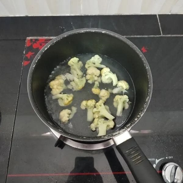 Lalu masukkan kembang kol, masak hingga kuah mendidih kembali.