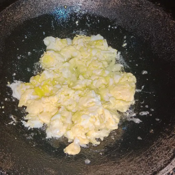 Pecahkan telur lalu buat telur orak arik, sisihkan.