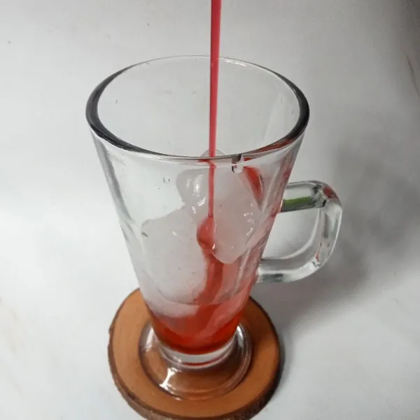 Kemudian tuang sirup coco pandan.