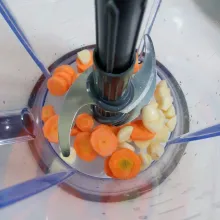 Giling bawang putih dan wortel sampai halus.