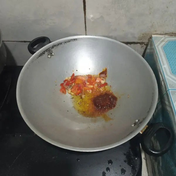 Masukkan sambal terasi, tumis sebentar.