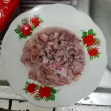 Lumuri cumi dengan air jeruk nipis, diamkan sebentar lalu cuci hingga bersih.
