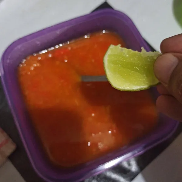Kemudian tuang ke wadah dan beri air jeruk nipis, kemudian siap digunakan.