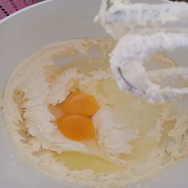Mixer gula dan butter hingga larut, lalu beri telur dan mix kembali hingga semua tercampur dan mengembang.