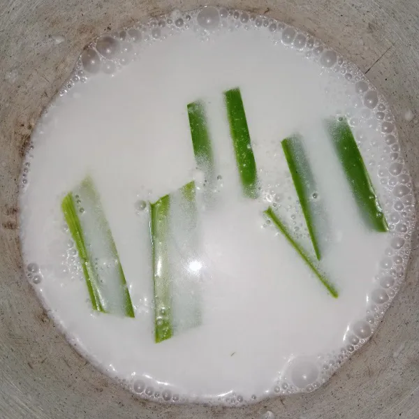 Dalam wadah siapkan santan, garam dan daun pandan